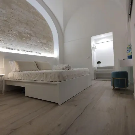 Little White Arch Apartment Bari