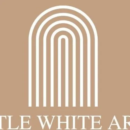 Little White Arch Apartment *