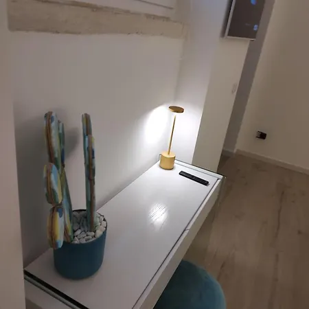 Apartment Little White Arch