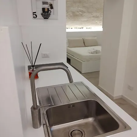 Little White Arch Apartment Bari